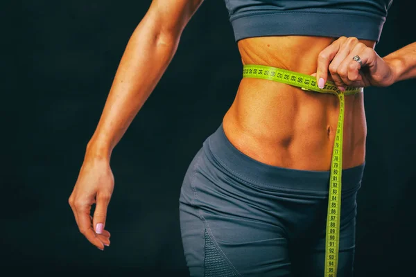 Corpo feminino bonito em roupas de treino — Fotografia de Stock