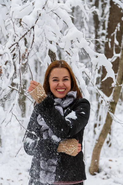 Зимний портрет девушки — стоковое фото