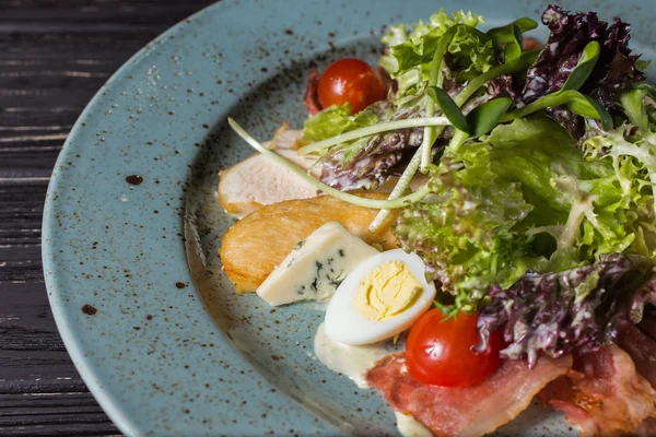 Salada Caesar, comida saborosa . — Fotografia de Stock