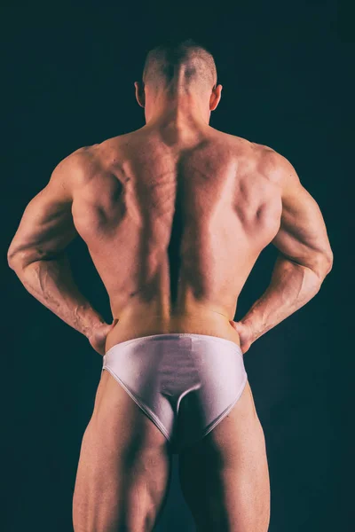 Bodybuilder posant dans différentes poses démontrant leur muscle — Photo