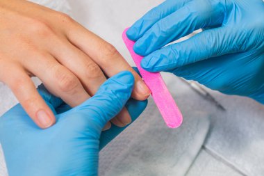 Uzman kızın Spa Manikür yaptığı.