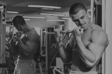 Adam ağırlık vasıl belgili tanımlık jimnastik salonu ile nişanlandı