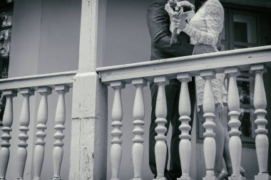 Düğün. Kız beyaz bir elbise ve bir takım elbiseli bir adam