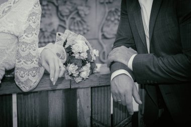 Düğün. Kız beyaz bir elbise ve bir takım elbiseli bir adam