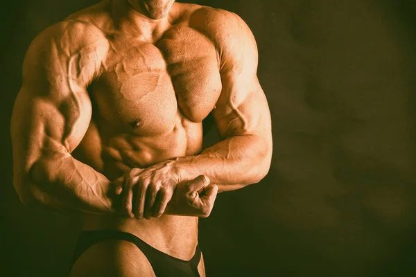 Bodybuilder showing his back and biceps muscles, personal fitnes — Stock Photo, Image