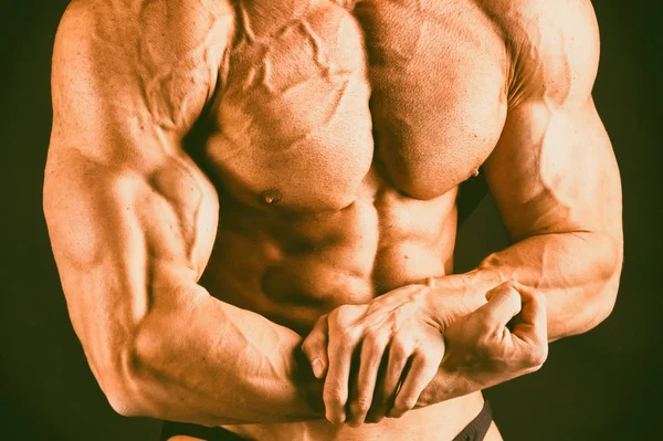 Bodybuilder showing his back and biceps muscles, personal fitnes — Stock Photo, Image