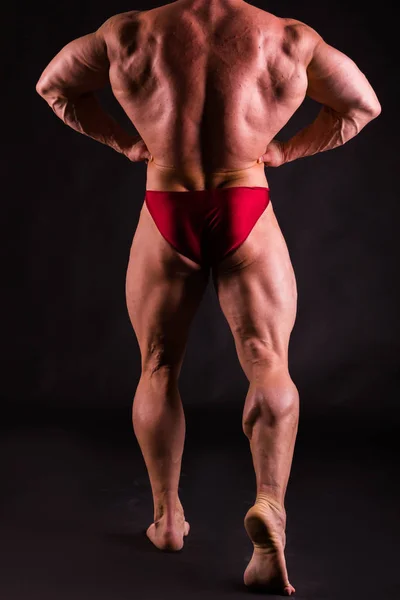 Bodybuilder posieren in verschiedenen Posen und demonstrieren ihre Muskeln — Stockfoto