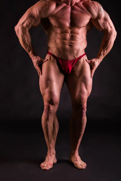 Culturista posando en diferentes poses demostrando su músculo — Foto de Stock