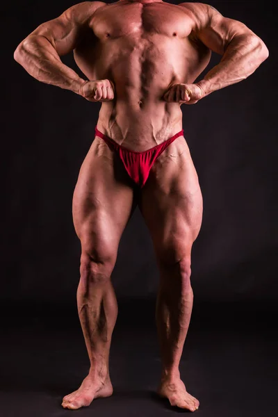 Bodybuilder posieren in verschiedenen Posen und demonstrieren ihre Muskeln — Stockfoto