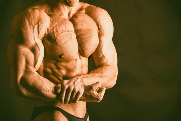 Bodybuilder visar hans rygg och biceps muskler, personlig Fitness — Stockfoto