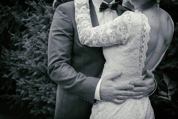 Boda. La chica con un vestido blanco y un chico con un traje — Foto de Stock