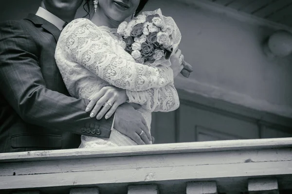 Bruiloft. Het meisje in een witte jurk en een kerel in een pak. — Stockfoto