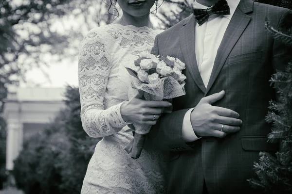 Matrimonio. La ragazza con un vestito bianco e un ragazzo con un completo — Foto Stock
