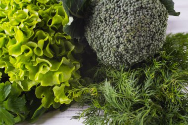 Taze lezzetli marul, maydanoz ve brokoli