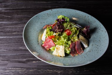 Et salatası ve brie peyniri