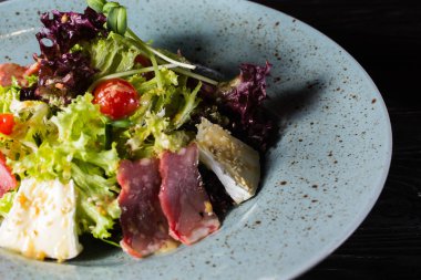 Et salatası ve brie peyniri