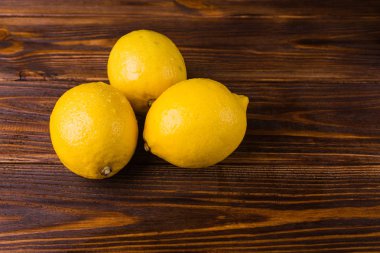 koyu ahşap arka plan üzerinde limon