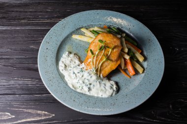 Balık sebze ve beyaz sos ile