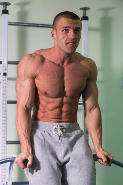 Spor salonunda vücut geliştirme