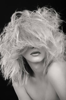 moda sarışın siyah beyaz bir fotoğraf üzerine.