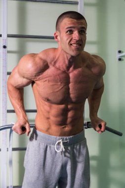 Spor salonunda vücut geliştirme