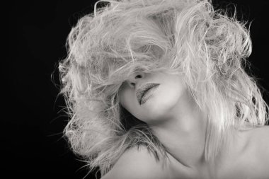 moda sarışın siyah beyaz bir fotoğraf üzerine.