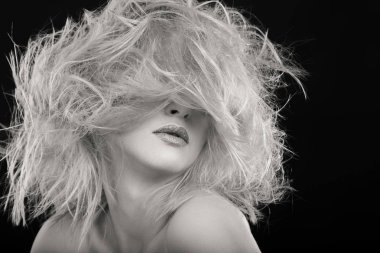 moda sarışın siyah beyaz bir fotoğraf üzerine.