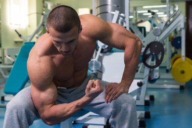 Spor salonunda vücut geliştirme