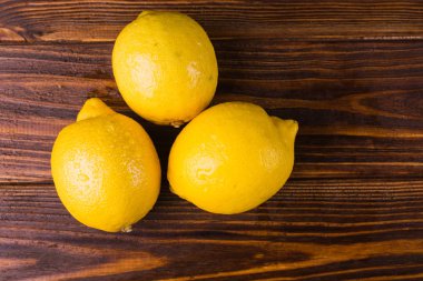 koyu ahşap arka plan üzerinde limon