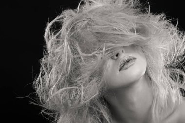 moda sarışın siyah beyaz bir fotoğraf üzerine.