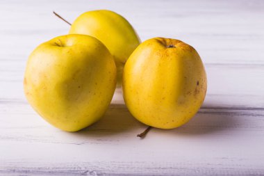 Ahşap beyaz arka plan üzerinde elma