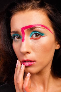 Moda. Karanlık bir arka plan üzerinde poz güzel esmer.