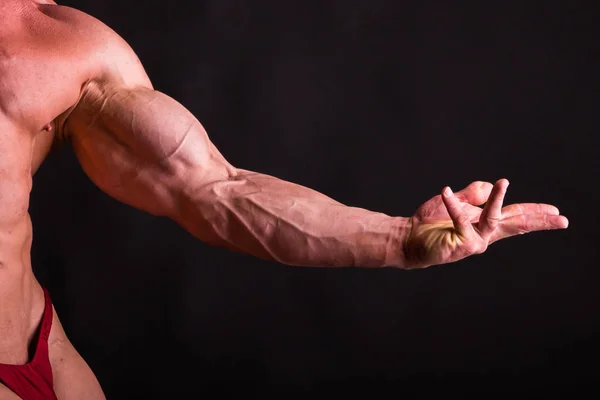 Culturista posa in pose diverse dimostrando il loro muscolo — Foto Stock