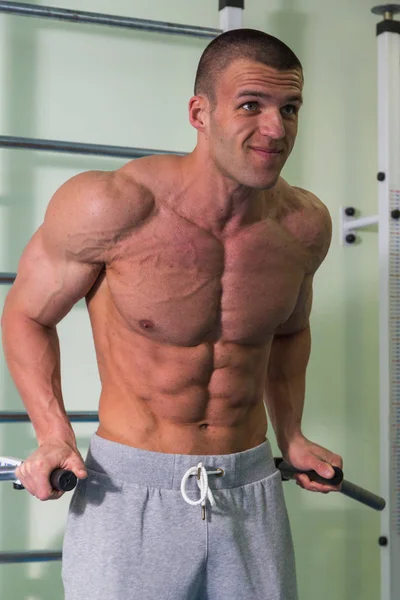 Entrenamiento de fuerza en el gimnasio — Foto de Stock