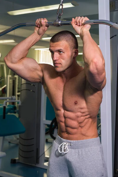 Entraînement de force dans la salle de gym — Photo