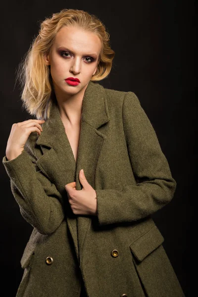 Сексуальна блондинка в пальто — стокове фото