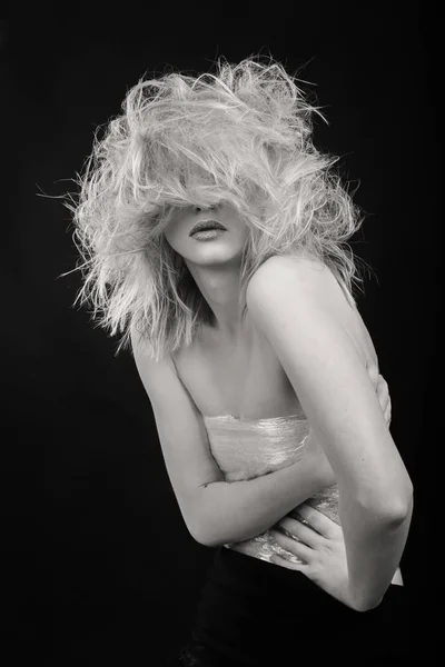 Модна блондинка на чорно-білому фото . — стокове фото