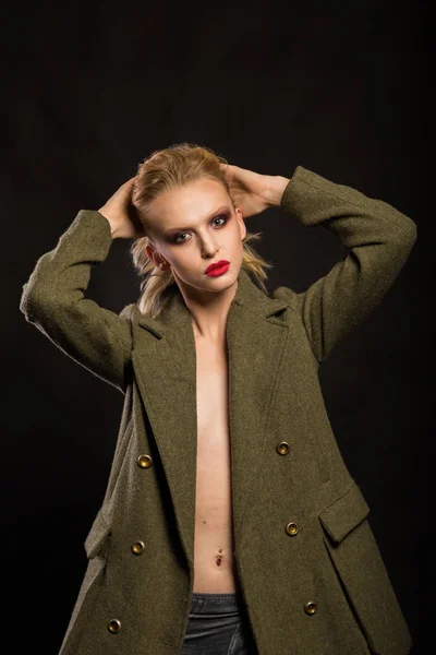 Sexy bionda in un cappotto — Foto Stock