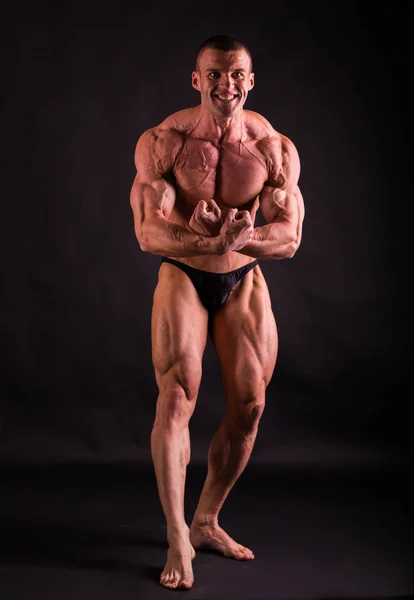 Corpo masculino musculoso. Resultado musculação exercícios — Fotografia de Stock