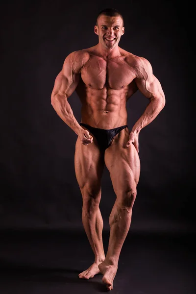 Cuerpo masculino muscular. Resultados ejercicios de culturismo —  Fotos de Stock