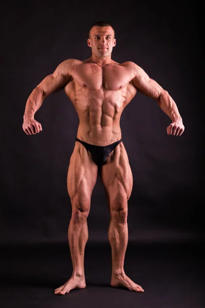 Cuerpo masculino muscular. Resultados ejercicios de culturismo —  Fotos de Stock