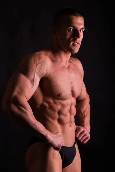 Muskulös manliga kroppen. Resultatet bodybuilding träning — Stockfoto