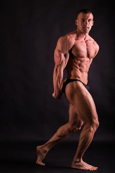 Gespierd mannenlichaam. Resultaat bodybuilding trainingen — Stockfoto