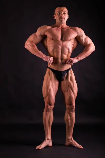 Muskulös manliga kroppen. Resultatet bodybuilding träning — Stockfoto