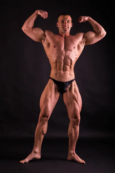 Kaslı erkek vücut. Sonuç vücut geliştirme egzersiz programı — Stok fotoğraf