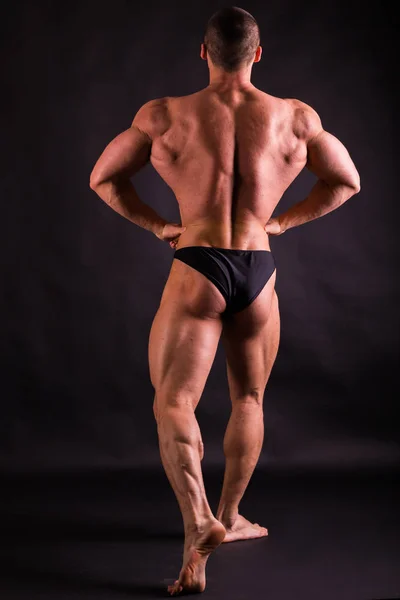근육 질의 남자 몸입니다. 결과 보디 빌딩 운동 — 스톡 사진
