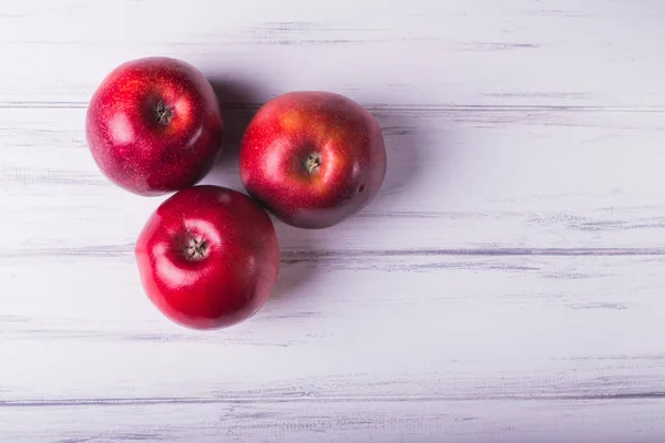 Ahşap beyaz arka plan üzerinde elma — Stok fotoğraf