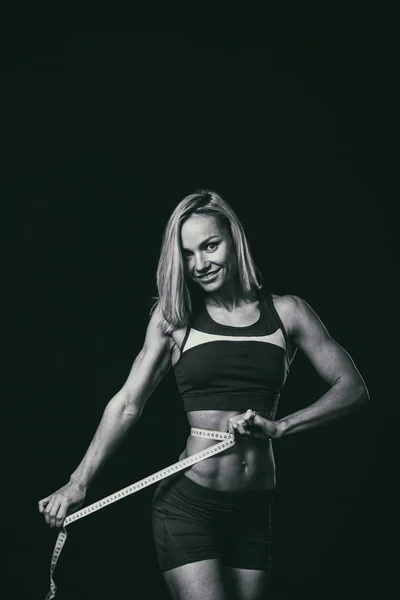 Corpo donna fitness su una foto in bianco e nero . — Foto Stock