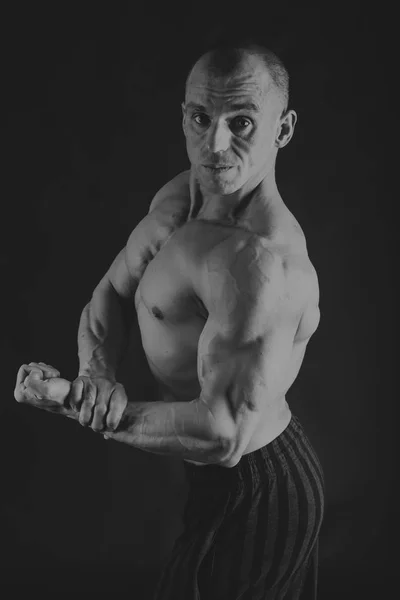 Man met halters op een zwart-wit foto. — Stockfoto
