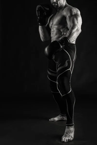 Stora bodybuilder på en mörk bakgrund — Stockfoto